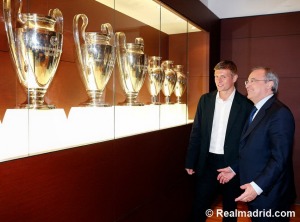 Toni_Kroos_firma_Real_Madrid_06